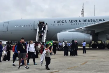 
			
				Quinto voo chega a SP e FAB resgata mais de mil repatriados do Líbano
			
			