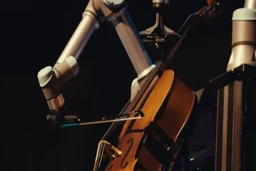 
			
				Robô surpreende ao tocar violoncelo em orquestra na Suécia
			
			