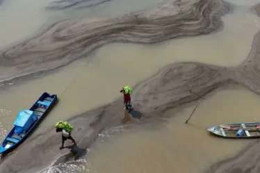 
			
				Seca severa na Amazônia dificulta transporte de mercadorias e afeta vida de moradores
			
			