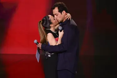 
				Tata Werneck e Eduardo Sterblitch se beijam no palco do Upfront 2024
			
			