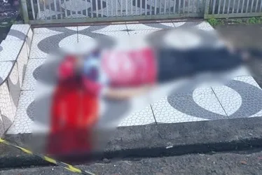 
			
				Torcedor é assassinado a tiros e cai em calçada de residência no Clima Bom
			
			