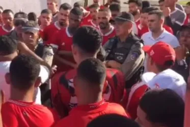 
				Torcedores do CRB protestam no CT Ninho do Galo por causa de má fase do time
			
			