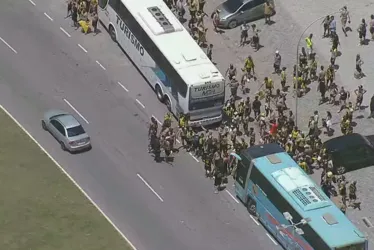 
			
				Torcedores do Peñarol se envolvem em confronto em cenas de selvageria e vandalismo na orla
			
			