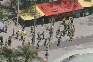 
			
				Torcedores do Peñarol se envolvem em confronto em cenas de selvageria e vandalismo na orla
			
			
