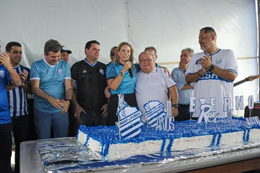 
			
				Torcida comparece e CSA comemora aniversário de 111 anos no CT
			
			