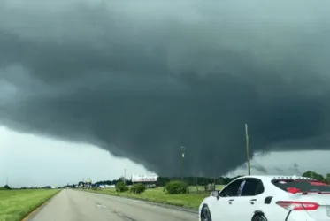 
			
				Tornado atinge a Flórida antes do Furacão Milton
			
			