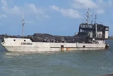 
			
				Tripulação some após navio afundar a caminho de Fernando de Noronha
			
			