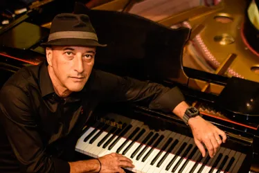 
			
				Uma noite de jazz com Luizinho e Félix Baigon, membros da antiga Banda Porão
			
			