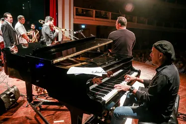 
			
				Uma noite de jazz com Luizinho e Félix Baigon, membros da antiga Banda Porão
			
			