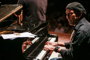 
			
				Uma noite de jazz com Luizinho e Félix Baigon, membros da antiga Banda Porão
			
			