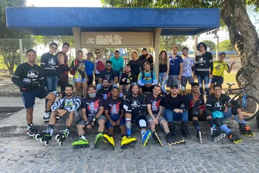 
			
				Usando patins, galera se reúne para dar rolês, aprender e ensinar a arte da patinação
			
			