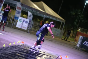 
			
				Usando patins, galera se reúne para dar rolês, aprender e ensinar a arte da patinação
			
			