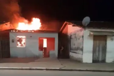 
			
				VÍDEO: casa é destruída por incêndio na cidade de Craíbas
			
			