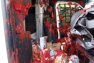 
			
				Van que transportava extrato de tomate colide contra árvore em ciclovia
			
			