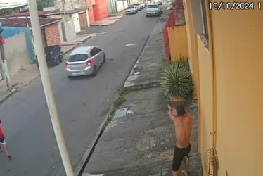 
			
				Veja imagens de atentado a tiros com 3 homens mortos e 1 gestante ferida no Feitosa
			
			