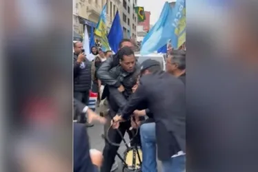 
				Vídeo: brincadeira com cadeira acaba em confusão em agenda de Marçal
			
			