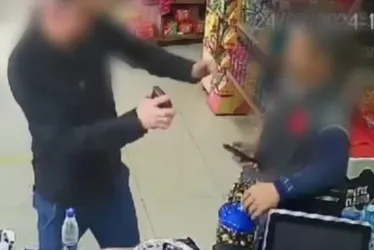 
			
				Vídeo: falso policial esfrega réplica de distintivo na cara de vítima
			
			