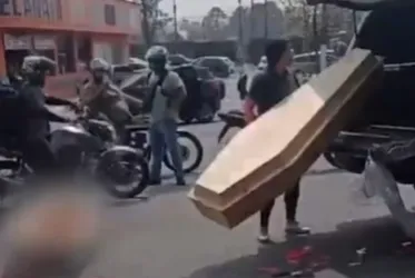 
			
				Vídeo: funerária deixa caixão e corpo caírem em avenida
			
			