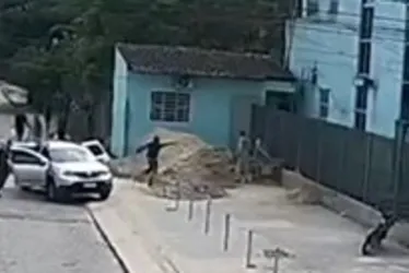 
			
				Vídeo: pedreiro escapa da morte após atentado em frente à igreja evangélica
			
			
