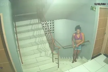 
			
				Vídeos: mulher entra em apartamento e furta equipamentos eletrônicos na Ponta Verde
			
			