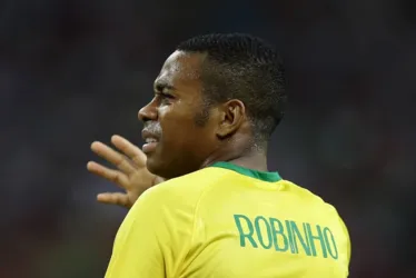 
			
				Vítima de estupro de Robinho se manifesta pela primeira vez
			
			