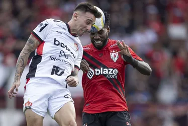 
			
				Vitória bate o Atlético-GO, mas continua no Z4 do Brasileirão
			
			