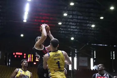 
			
				Vitória centenária do Flamengo sobre o Mogi no NBB tem Williams destaque
			
			