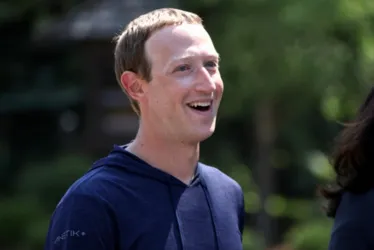 
			
				Zuckerberg supera Bezos e é o 2º mais rico do mundo
			
			