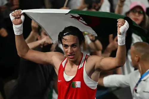 
				Alvo de polêmica, Imane Khelif vai para o boxe profissional
			
			