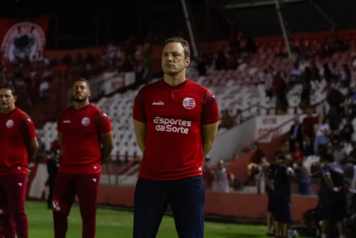 
				Eliminação e três times por ano: os números de Bruno Pivetti, novo técnico do CRB
			
			