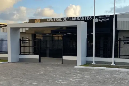 
				Homem com mandado de prisão por estelionato é preso em blitz no Tabuleiro do Pinto
			
			