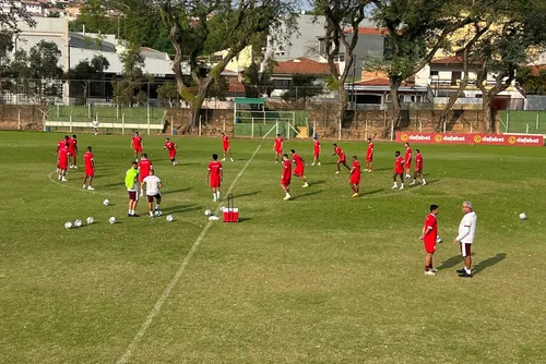 
				Na briga contra queda, CRB visita Botafogo-SP em estreia de Hélio dos Anjos
			
			