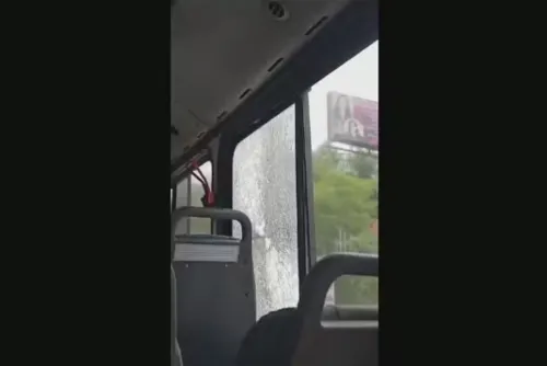 
				Passageiro de ônibus morre após ser atingido na cabeça em tiroteio
			
			