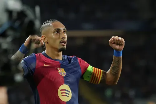 
				Raphinha mantém boa fase no Barcelona com mudança de posição
			
			