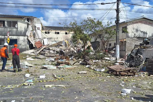 
				Rastros de destruição e mortes: veja imagens de desabamento de prédio
			
			
