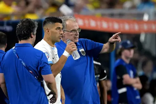 
				Suárez coloca Bielsa na berlinda, e Uruguai tenta contornar crise internamente
			
			