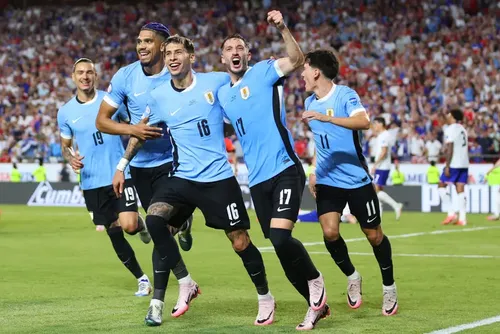 
				Suárez coloca Bielsa na berlinda, e Uruguai tenta contornar crise internamente
			
			