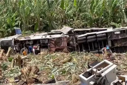
				Trio elétrico capota e deixa três pessoas mortas e seis feridas em rodovia
			
			