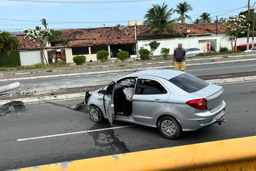
				Vídeo: carro derruba poste em Jacarecica e provoca lentidão no trânsito
			
			