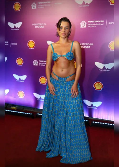 
				Bruna Linzmeyer usa look ousado para prestigiar Festival do Rio
			
			