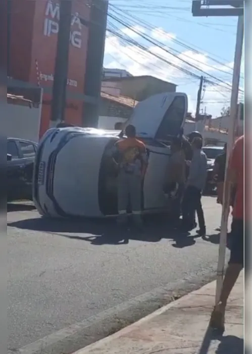 
				
					Carro capota e bloqueia tráfego de veículos no Poço; um dos ocupantes estava embriagado
				
				