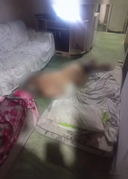 
				Criminosos arrombam porta de residência e matam homem a tiros
			
			