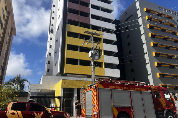 
				
					Bombeiros resgatam cachorro e gato de apartamento que pegou fogo na Ponta Verde
				
				