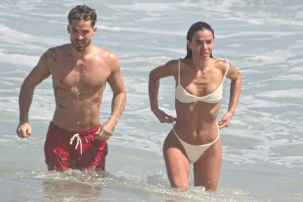 
				
					Bruna Marquezine e João Guilherme curtem praia coladinhos no Rio de Janeiro
				
				