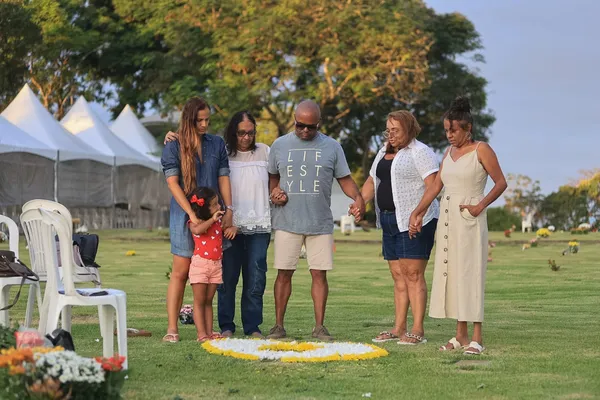 
				
					Cemitérios de Maceió e Arapiraca ficam lotados neste feriado de finados
				
				