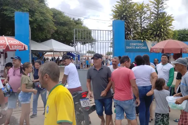 
				
					Cemitérios de Maceió e Arapiraca ficam lotados neste feriado de finados
				
				