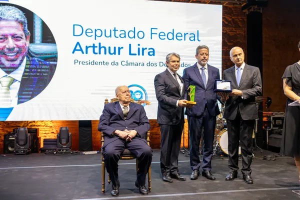 
				
					Comemoração de 80 anos reúne ‘nata’ da política de Alagoas em Maceió
				
				