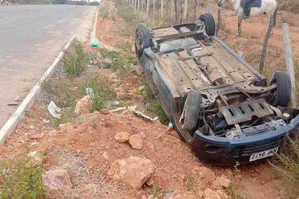 	Condutora fica ferida ao tentar desviar de gato e capotar carro na AL-115	