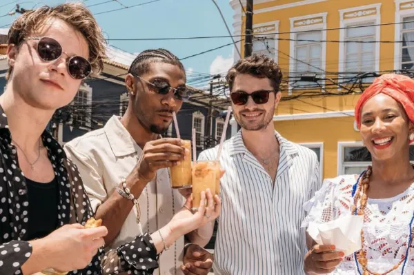 
				
					Elenco de “Outer Banks” visita estádio e come acarajé em Salvador
				
				