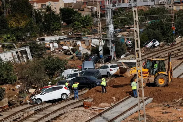 
				
					Espanha mobiliza mais de 5 mil soldados para ajudar Valência
				
				